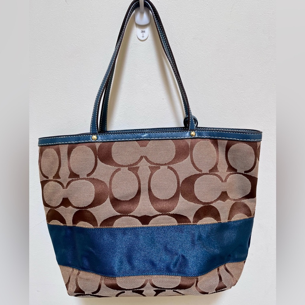 Coach Monogram Purse - Picture 4 of 10